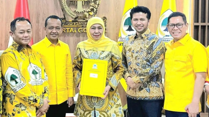 Ketum Golkar Bahlil Lahadalia Serahkan B1 KWK untuk Khofifah-Emil Maju di Pilgub Jatim