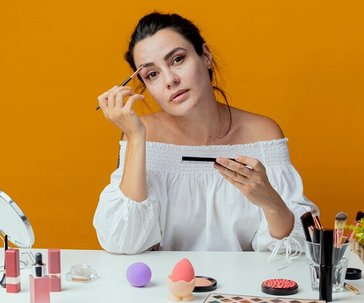 Yang harus diperhatikan, produk make up yang telah kedaluwarsa dapat berpotensi membahayakan kulit dan kesehatan tubuh.  (Foto: Ilustrasi. Dok. Freepik.com)
