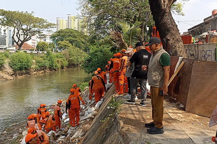Bersih-bersih Kali Ciliwung, Pemkot Jakpus Angkut 4 Ton Sampah