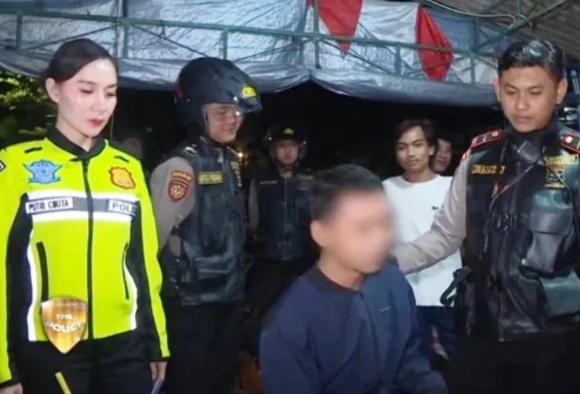 Polwan Brigadir Putri Cikita menegur warga yang sedang makan viral di media sosial. DOK: Tangkapan layar X