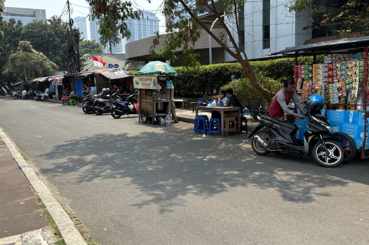 PKL Penuhi Sejumlah Trotoar di Wilayah Kebon Melati