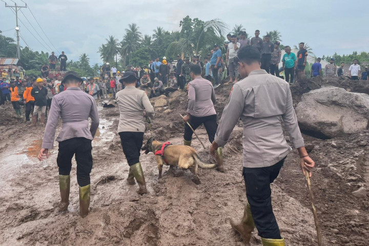 102 Polisi dan Satu Anjing K9 Cari Korban Longsor di Kota Ternate