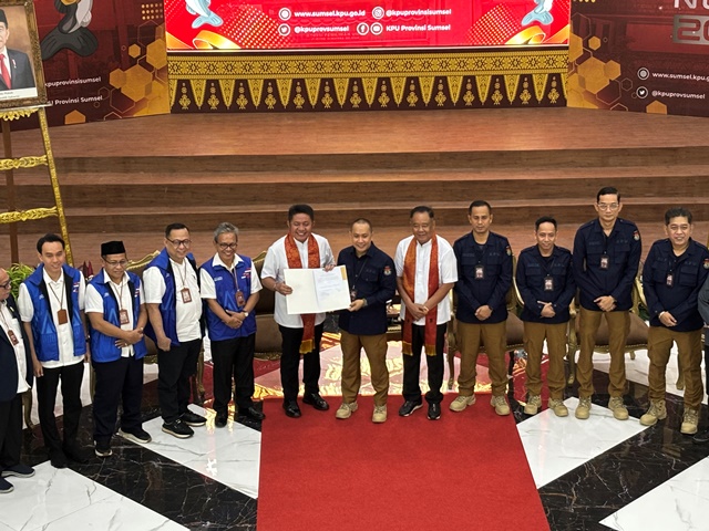 Diantar Ribuan Pendukung, Herman Deru-Cik Ujang Resmi Daftar Cagub-Cawagub ke KPU Sumsel