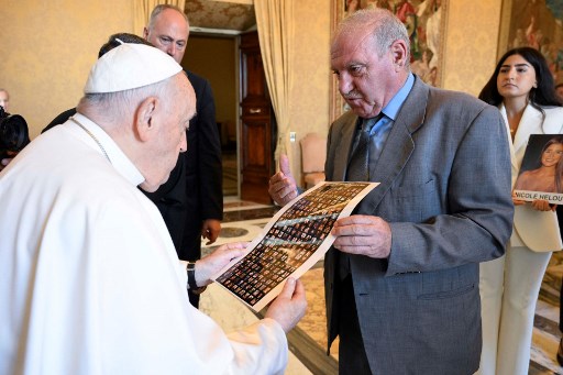 Momen Paus Fransiskus Temui Kerabat Korban Ledakan Pelabuhan Beirut