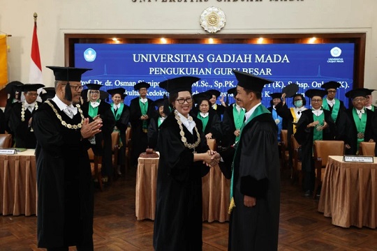 Teliti Infeksi Virus dalam Penyakit Kanker, Prof. Osman Sianipar Dikukuhkan Sebagai Guru Besar UGM