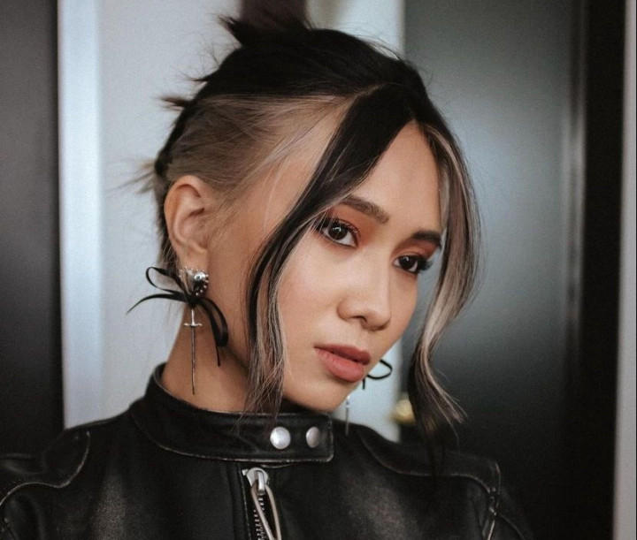 Lirik dan Terjemahan Lagu 'Backburner' NIKI, Ceritakan Sosok Cadangan yang Tetap Bertahan