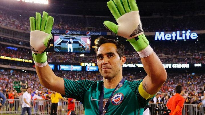 Eks Kiper Barca dan City Claudio Bravo Pensiun dari Sepak Bola