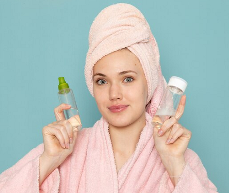 Toner dan astringen dianggap dapat membantu menghilangkan kotoran, sel kulit mati, dan minyak berlebih. (Foto: Ilustrasi. Dok. Freepik.com)