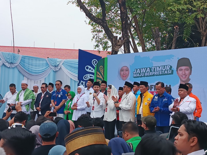 Khofifah-Emil Diantar Ribuan Relawan Daftar Pilgub Jatim ke KPU