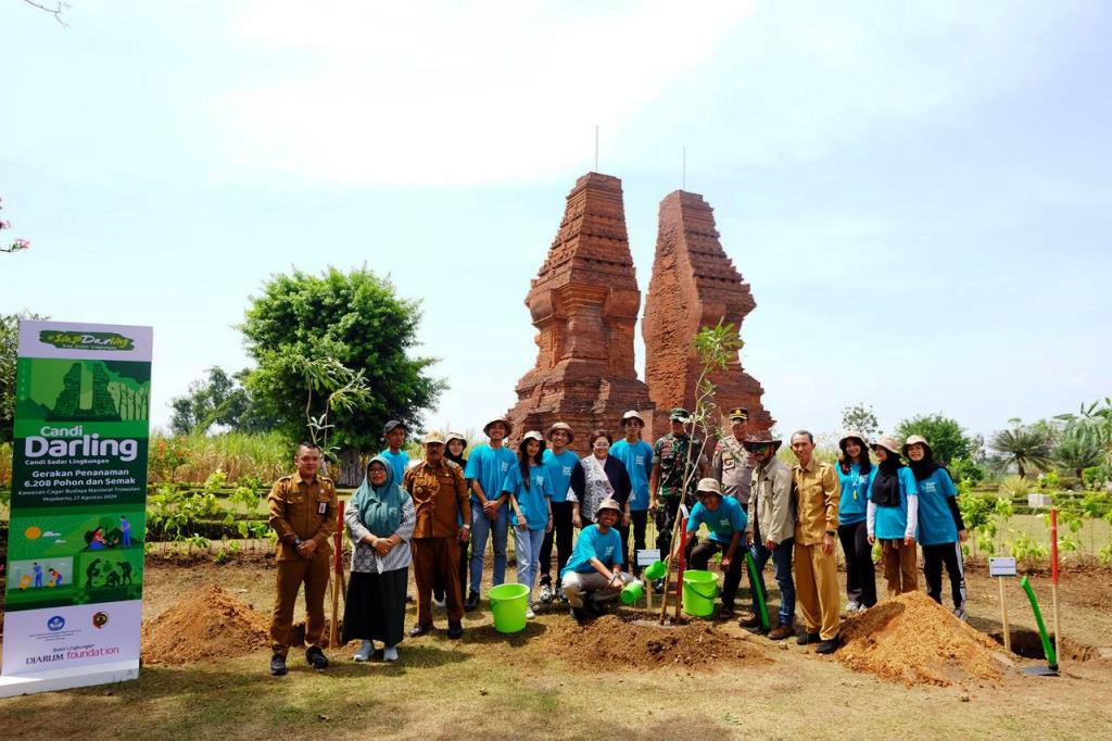 Dengan latar Candi Gapura Wringinlawang, BLDF mengajak generasi muda meremajakan bumi. Dok. Ist