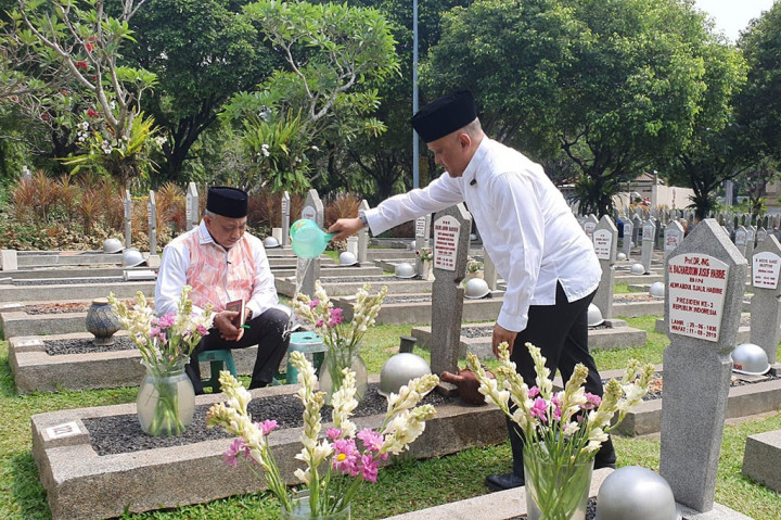 Momen Ilham Habibie Didampingi Presiden PKS Ziarah ke Makam Ayahnya