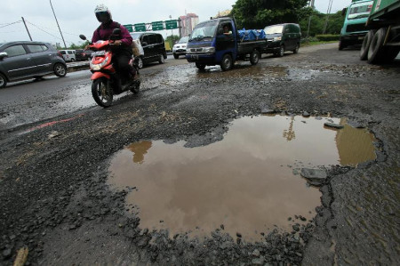 Roda Mobil Masuk Lubang? Ini yang Harus Kamu Lakukan