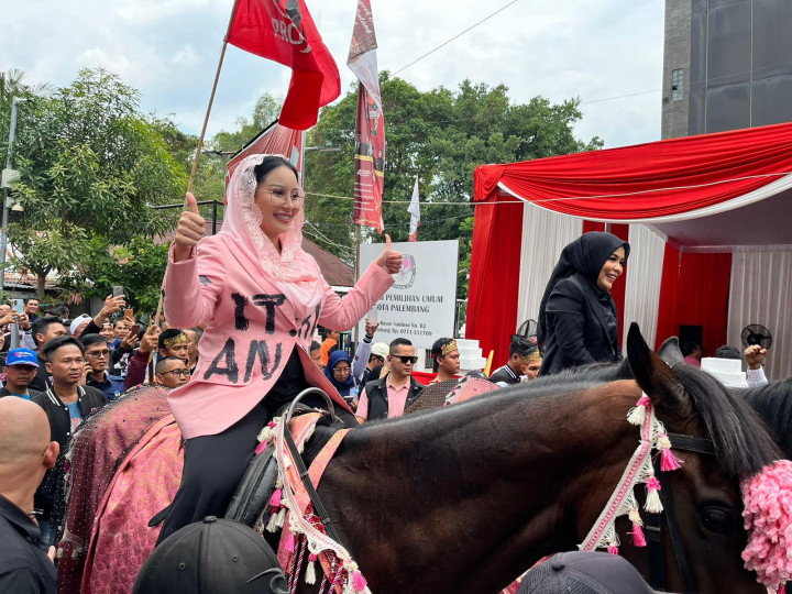 Fitrianti-Nandriani Daftar ke KPU Palembang dengan Menunggangi Naik Kuda