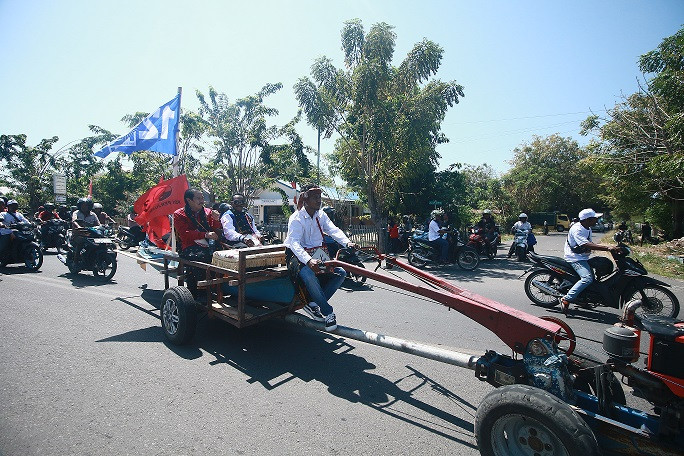 Unik, Pasangan Cabup-Cawabup di Nagekeo NTT Naik Traktor Daftar ke KPU