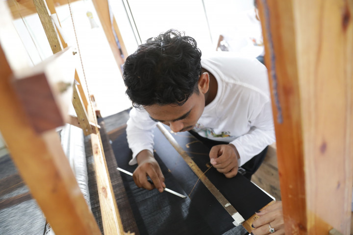 Ikut Pelatihan Kreasi Tenun, Perajin Muda di Aceh Kebanjiran Order