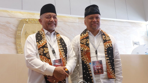 Pasangan Ahmad Syaikhu-Ilham Habibie (ASIH) usai mendaftarkan diri di KPU Jabar, Jalan Garut, Kota Bandung, Kamis, 29 Agustus 2024. Metrotvnews.com/ Roni Kurniawan