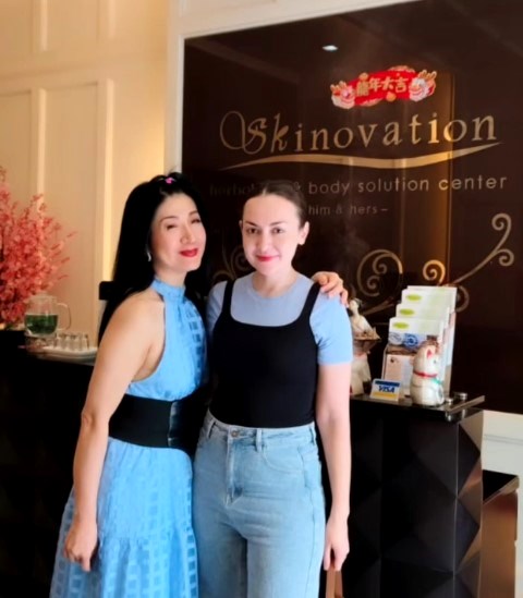 Reshaping dengan teknologi electrical stimulation, mengencangkan muscle pada wajah. (Foto: Dok. Juliana Yu/@julianayu88)