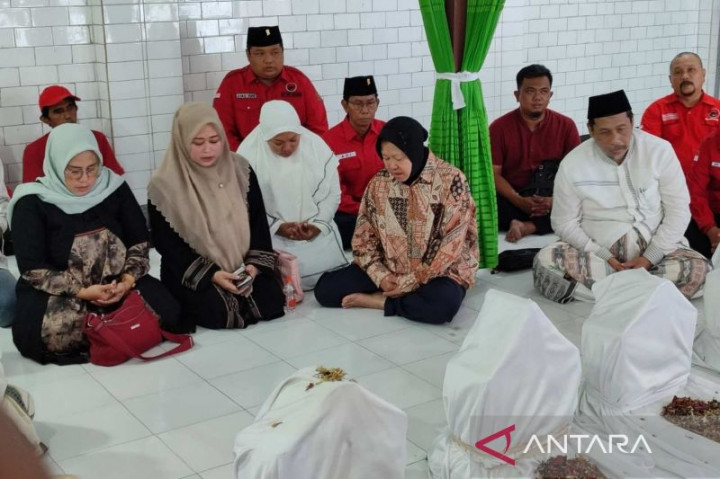 Sebelum Bertolak ke KPU, Tri Rismaharini Ziarah ke Makam Sunan Bungkul