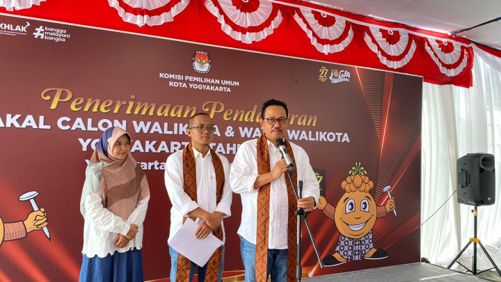 Jalan Kaki dari Ndalem Poenokawan, Heroe Poerwadi-Sri Widya Supena Daftar ke KPU Kota Yogyakarta