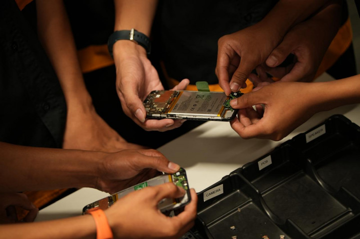 Kenal Lebih Dekat Proses Produksi Canggih Smartphone oleh Tenaga Lokal