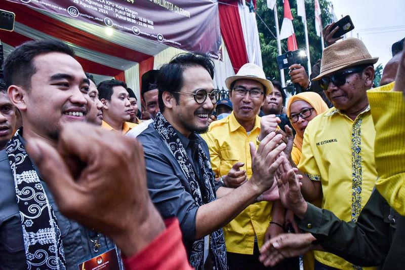 Makna <i>Outfit Tactical</i> Robinsar-Fajar Saat Daftar ke KPU Cilegon