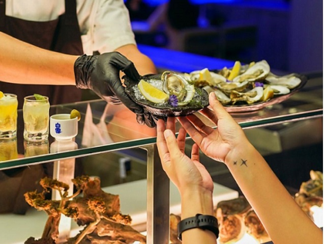 (Pond to Table adalah perayaan cita rasa laut yang menyatukan keahlian Oyster Dealer Ashta dengan Nonna Bona. Foto: Dok. Istimewa)