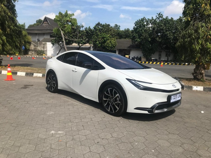 Begini Sensasi Mengendarai All New Toyota Prius PHEV