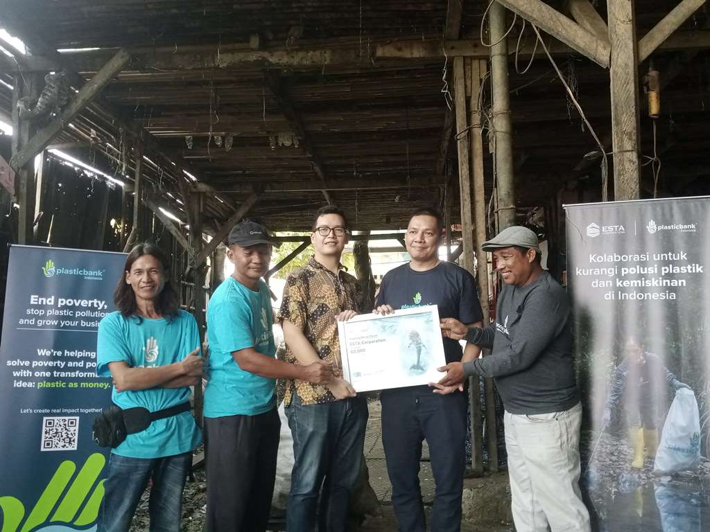 Plastic Bank menyambut ESTA Corportations dalam kunjungannya ke komunitas plastik di Rajeg, Tangerang. Dok. Ist