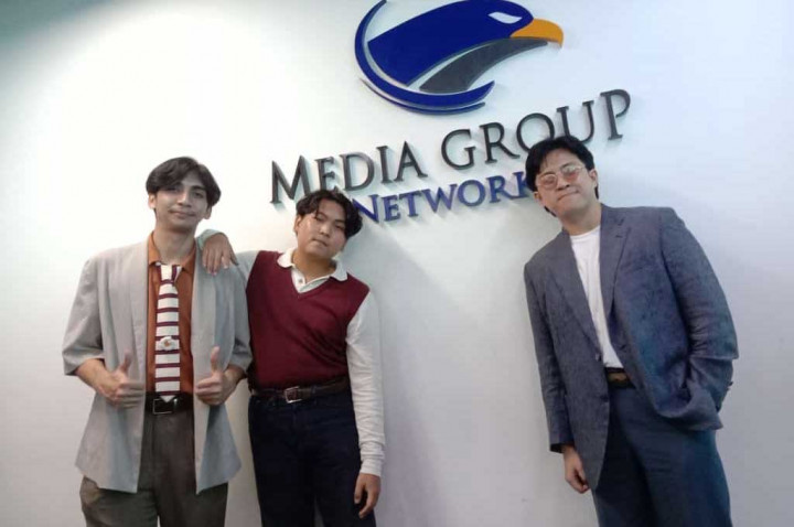 The Lantis: Antara Kendaraan Listrik, Mobil Klasik dan Motor Matik di Lampu Merah