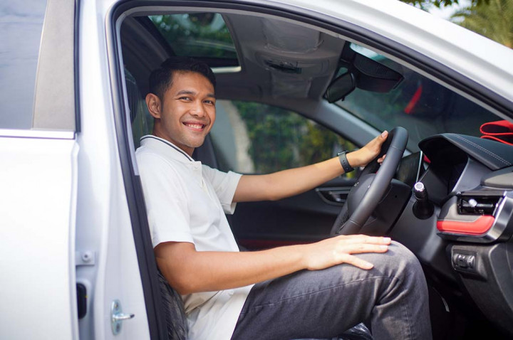 Anak Berbakti, Fajar Alfian Belikan Mobil untuk Orang Tuanya!