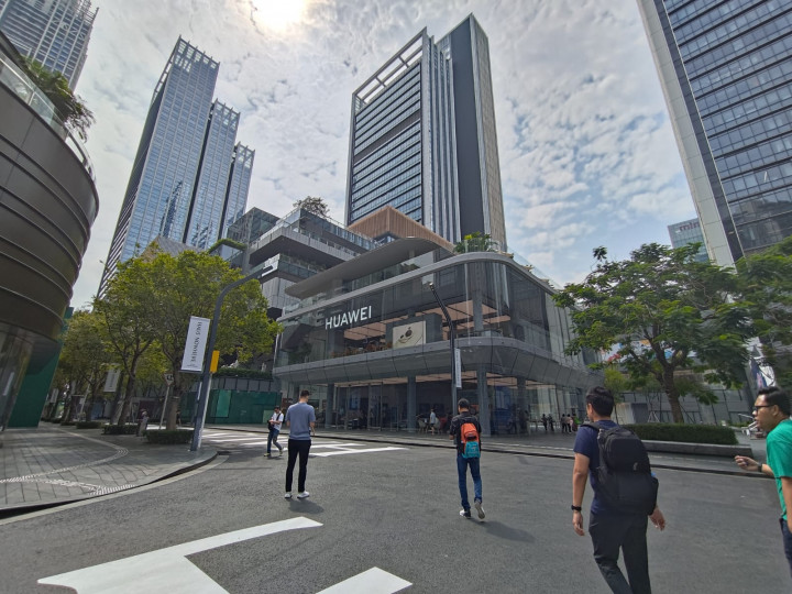 Bukan Cuma HP, Huawei Flagship Store Ini Juga Jual Mobil Listrik