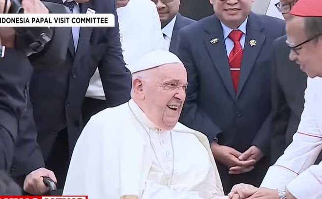 Tiba di Indonesia, Paus Fransiskus Disambut Menag Yaqut