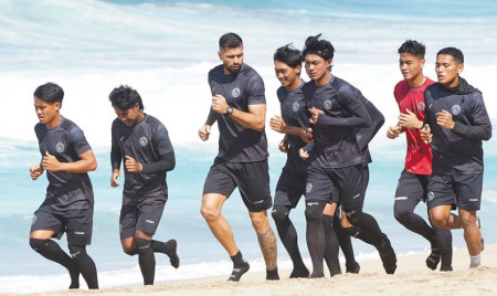 Manfaatkan Waktu Jeda, Arema Latihan Fisik di Pantai