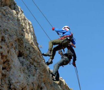 Ketahui, Ini Alat Panjat Tebing yang Wajib Digunakan Beserta Fungsinya