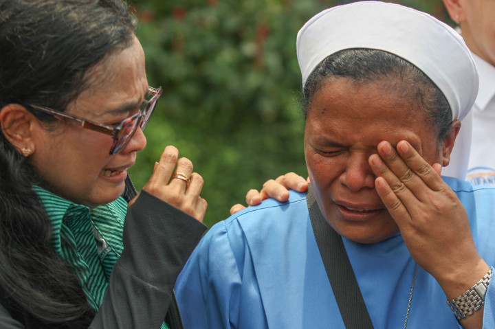 Tangis Haru Seorang Suster Menyambut Kedatangan Paus Fransiskus