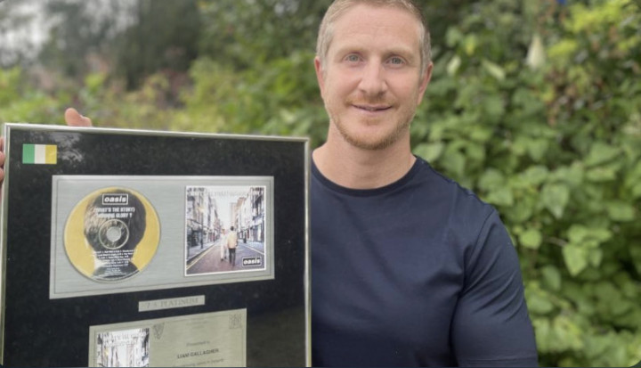 Penggemar Rela Tukar Hadiah dari Liam Gallagher demi Tiket Konser Oasis