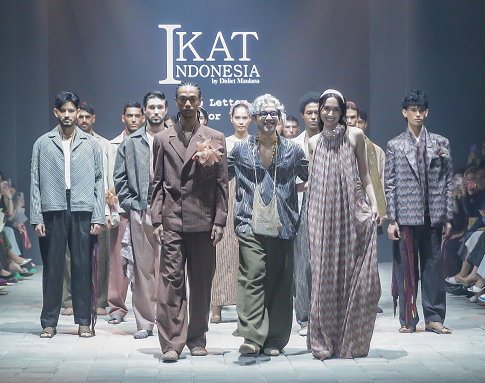 Indahnya Motif Tenun dan Aksesori khas Wamena dalam Koleksi IKAT Indonesia di PIMFW 2024
