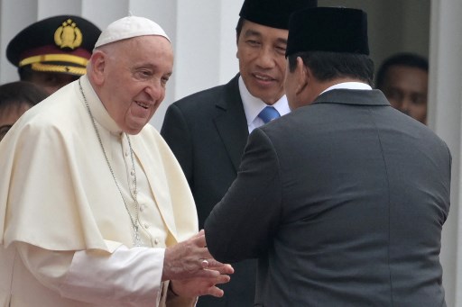 Jokowi Perkenalkan Presiden Terpilih Prabowo kepada Paus Fransiskus