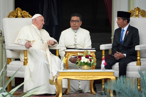 Momen Jokowi dan Paus Fransiskus Lakukan 'Veranda Talk'