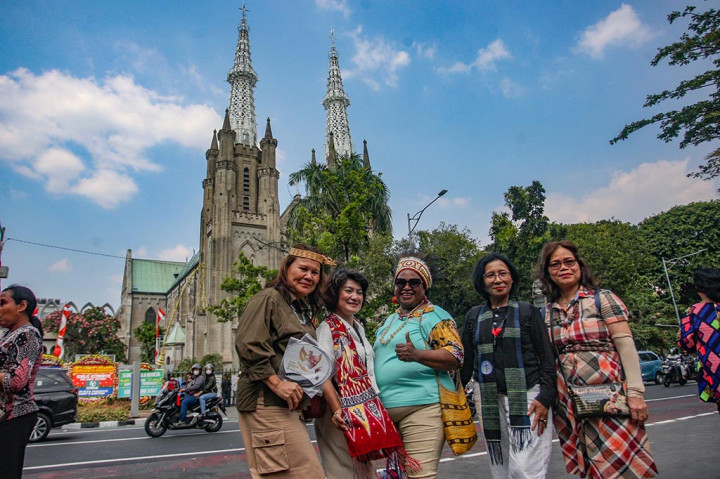 Antusiasme Warga Menunggu Kedatangan Paus Fransiskus di Gereja Katedral
