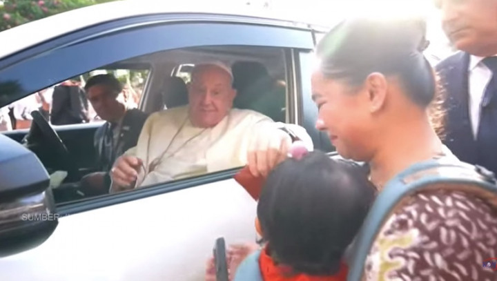 Paus Fransiskus Sentuh Kepala Seorang Anak dan Memberkatinya