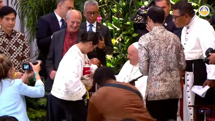 Anak Nadiem Dapat Berkat dari Paus Fransiskus