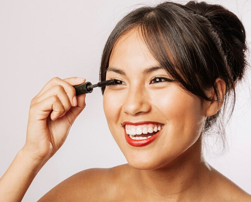 Maskara bening adalah produk make up yang tidak memiliki warna. (Foto: Ilustrasi. Dok. Freepik.com)