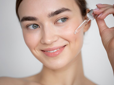Serum wajah terbukti efektif membantu mengatasi masah kulit seperti flek hitam, keriput, kulit kering hingga jerawat. (Foto: Ilustrasi. Dok. Freepik.com)