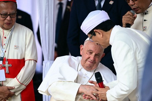 Tiba di Istiqlal, Paus Fransiskus Disambut Nasaruddin Umar