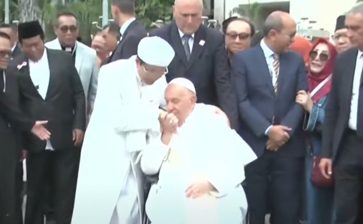 Paus Fransiskus Cium Tangan Imam Besar Masjid Istiqlal Usai Kunjungi Terowongan Silaturahim