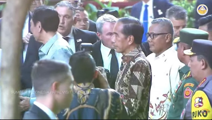 Jokowi Antar Paus Fransiskus Naik ke Pope Mobile untuk Misa Akbar