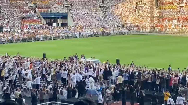 ‘Viva Il Papa’ Bergema Sambut Paus Fransiskus di GBK