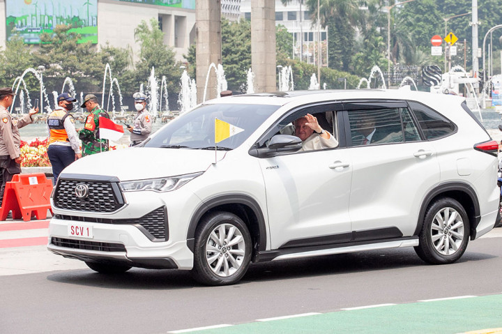 Innova Zenix Hybrid Jadi Popemobile, Ini Komentar Toyota