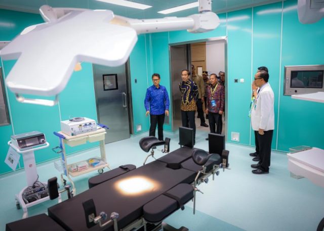 Presiden Jokowi meresmikan Gedung Pelayanan KIA di RS Prof. Ngoerah Bali. (Foto: Dok. Birkom Kemenkes)